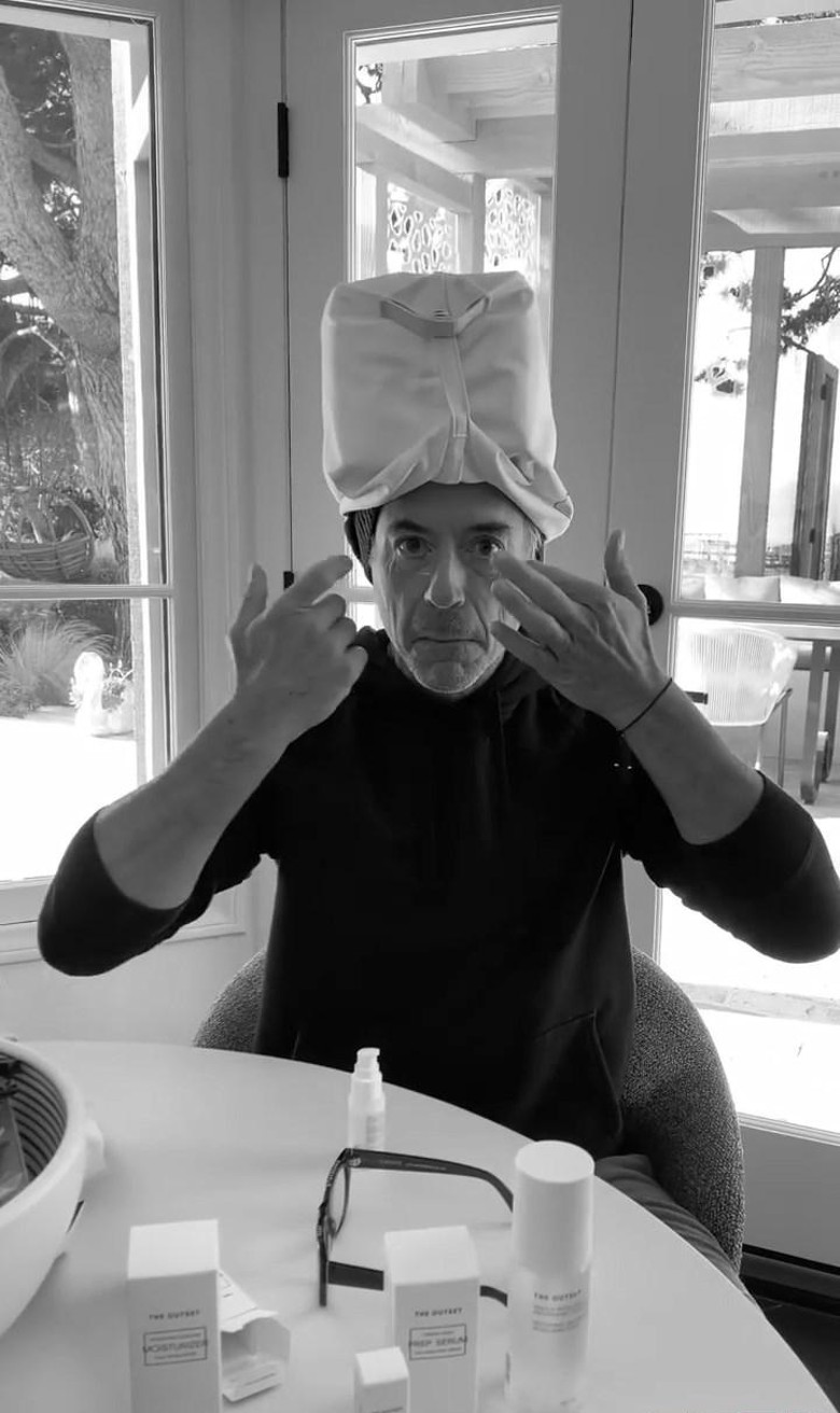 为史考莉护肤品宣传  小罗拔道尼鬼马扮网红拍开箱影片