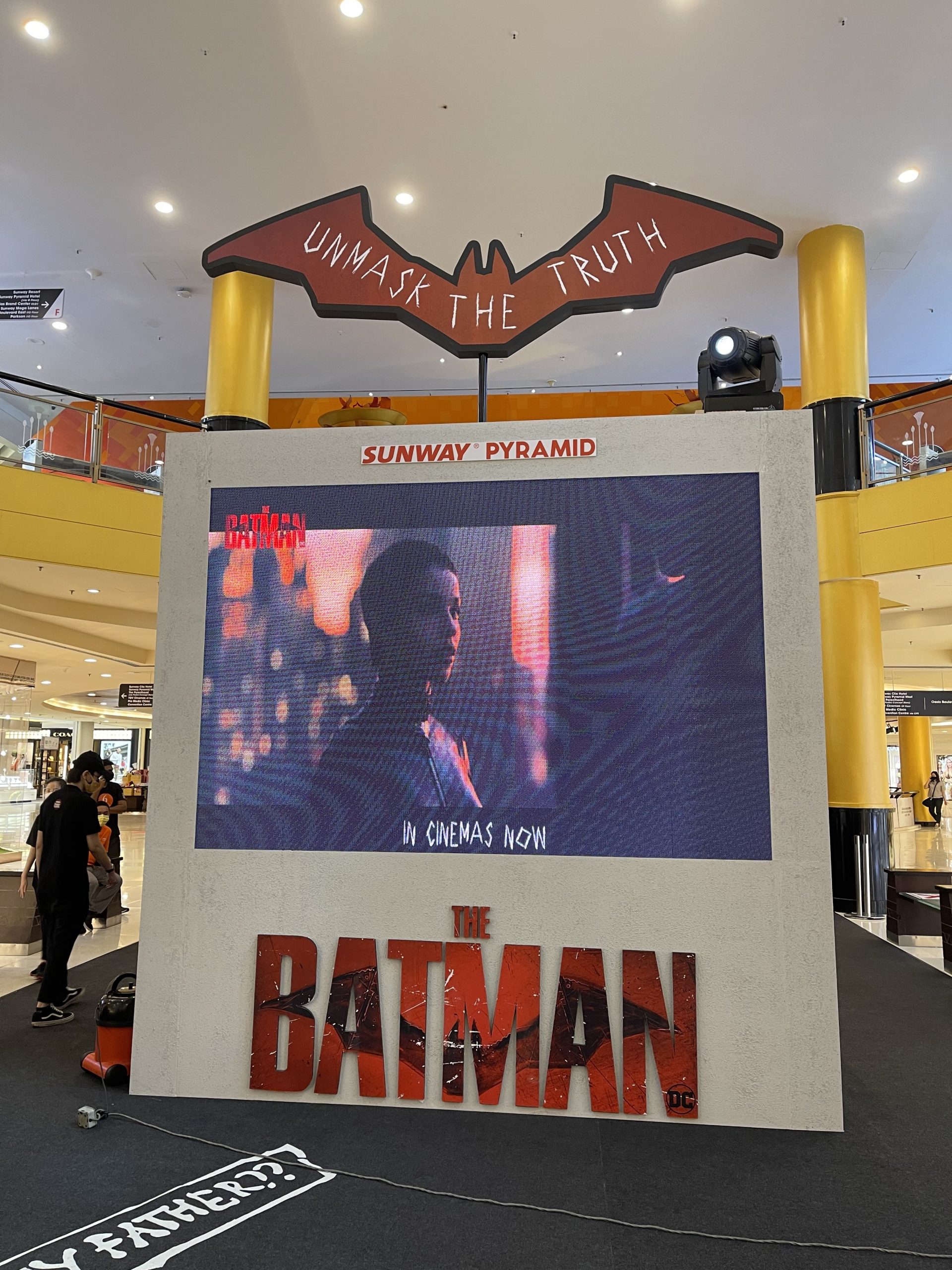 为电影上映造势 蝙蝠侠讯号灯照亮吉隆坡夜空