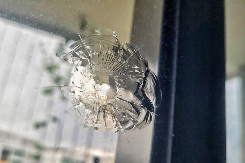 义顺组屋神秘客恶搞　小铁球射破9户玻璃窗