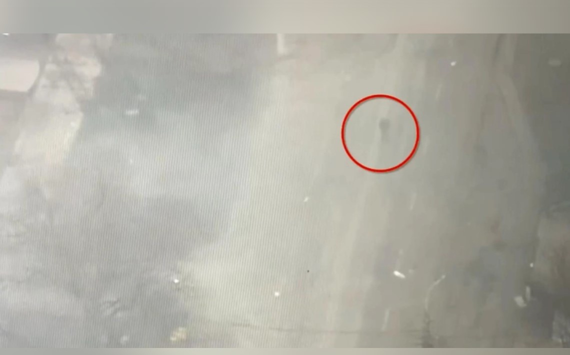 乌克兰老人走路一半惨遭俄军轰炸！砲决瞬间画面曝