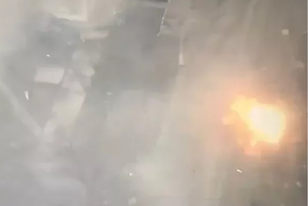 乌克兰老人走路一半惨遭俄军轰炸！砲决瞬间画面曝