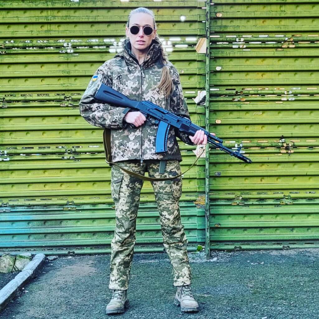 乌克兰首位登上珠峰女子 自愿参军捍卫国家