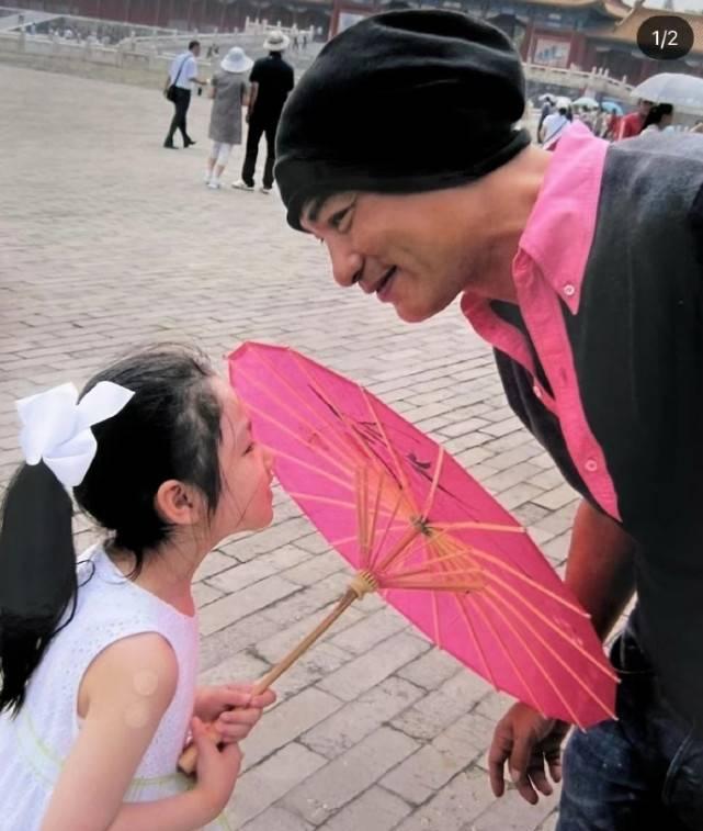 任达华67岁生日  开心收女儿最甜祝福