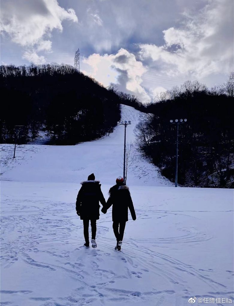 任达华67岁生日  开心收女儿最甜祝福