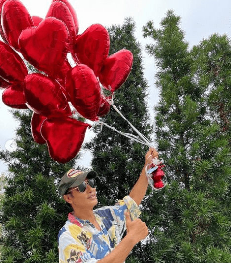 任达华67岁生日  开心收女儿最甜祝福