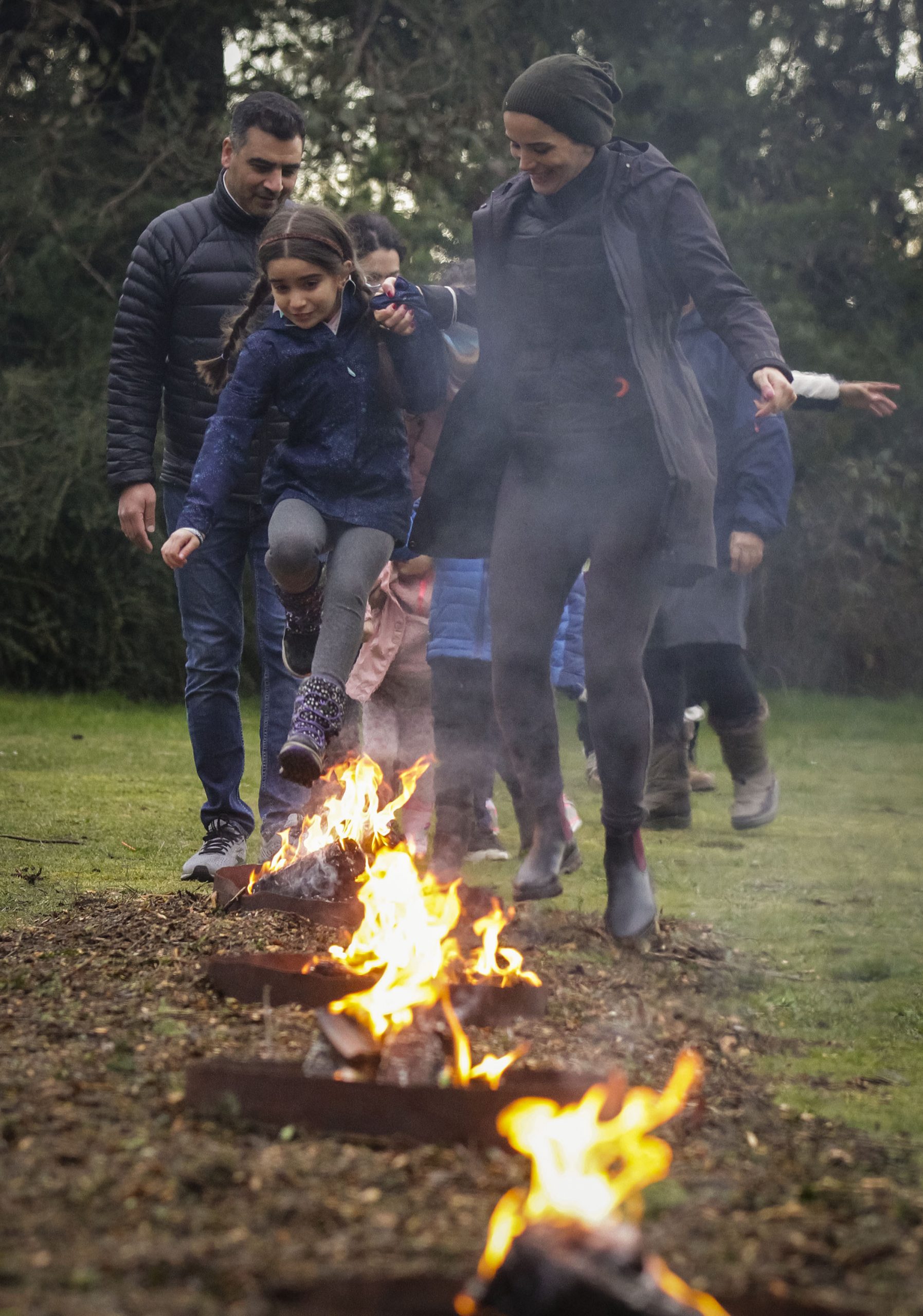 伊朗迎新年跨火堆去晦气 待嫁女跳火盆求觅好郎君