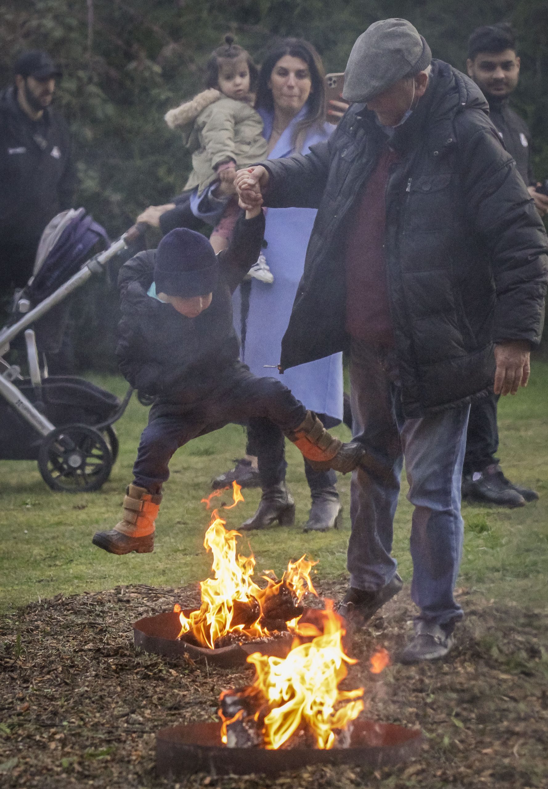伊朗迎新年跨火堆去晦气 待嫁女跳火盆求觅好郎君