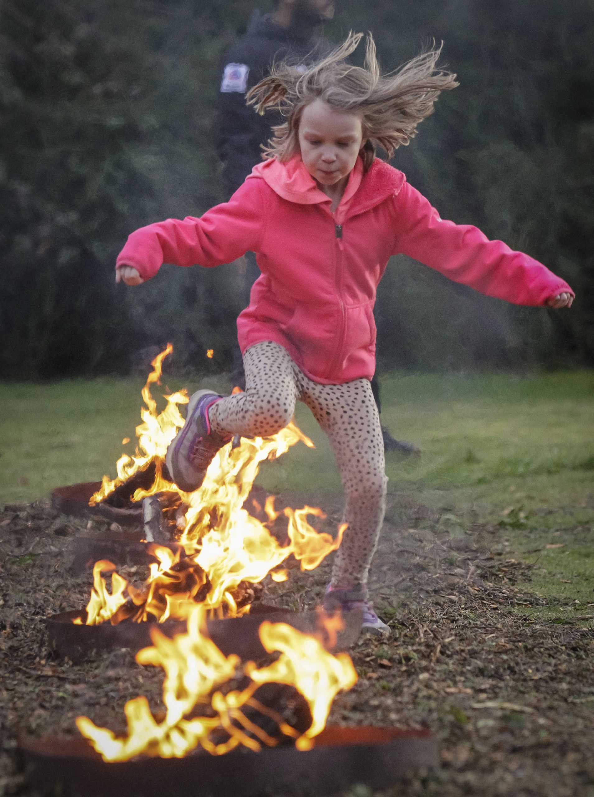 伊朗迎新年跨火堆去晦气 待嫁女跳火盆求觅好郎君