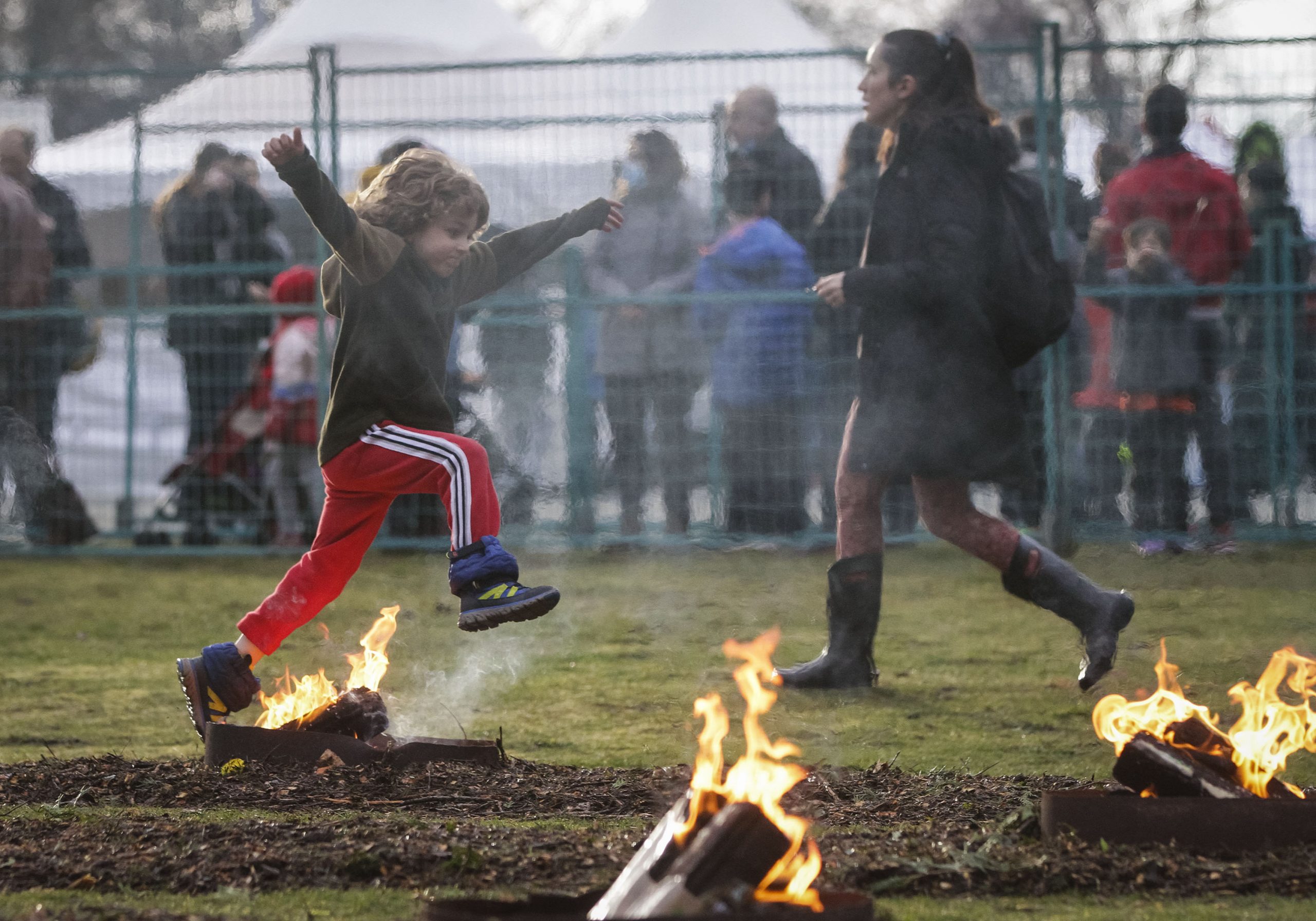 伊朗迎新年跨火堆去晦气 待嫁女跳火盆求觅好郎君