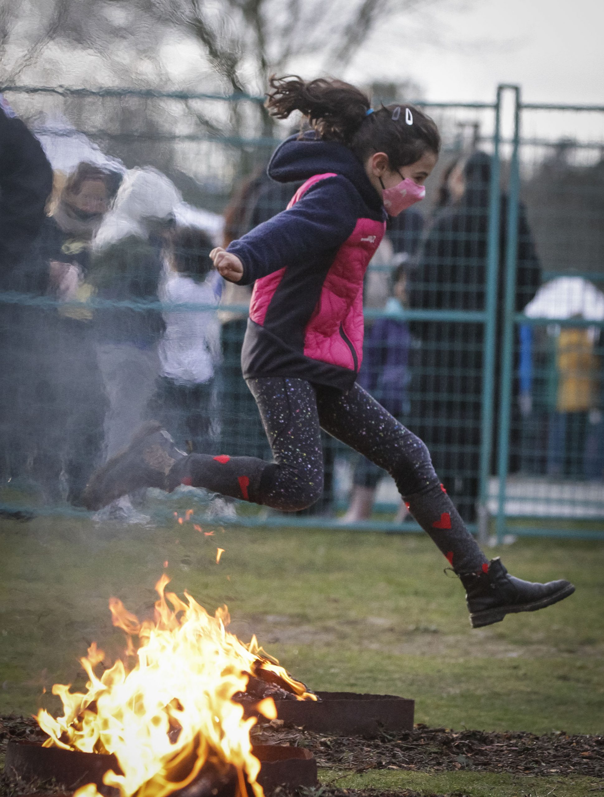 伊朗迎新年跨火堆去晦气 待嫁女跳火盆求觅好郎君