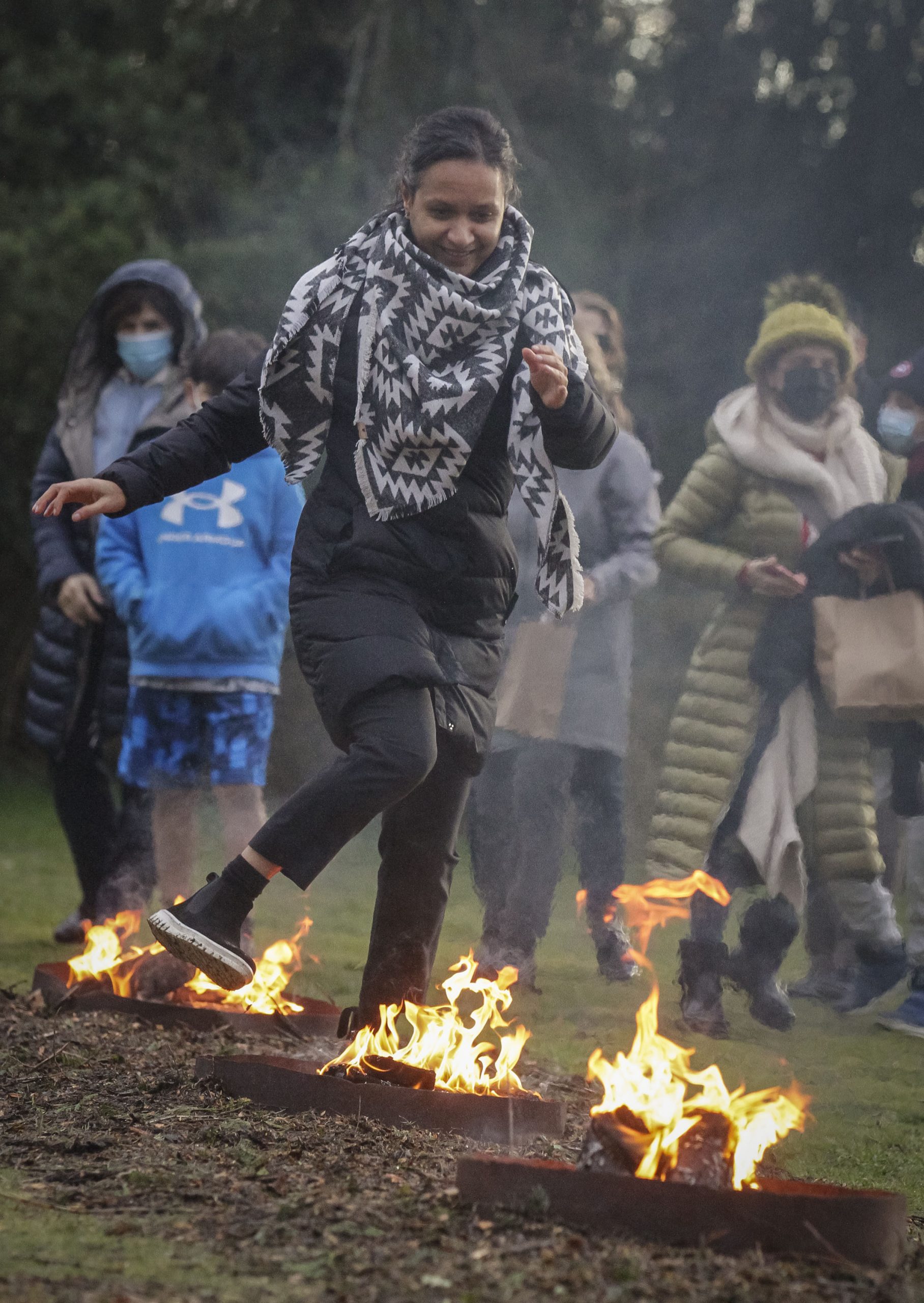 伊朗迎新年跨火堆去晦气 待嫁女跳火盆求觅好郎君