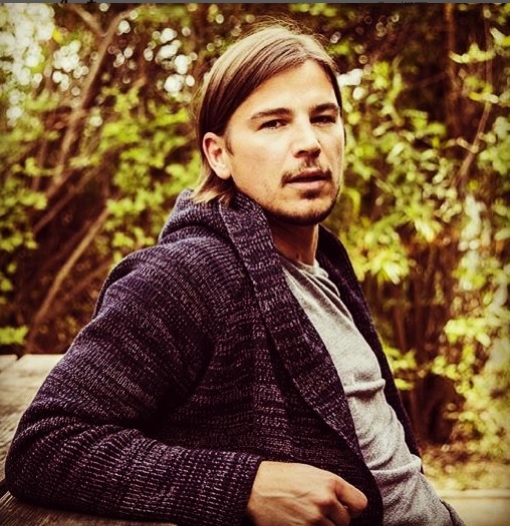 低调当3宝爸 乔斯夏奈特秘婚10年女友