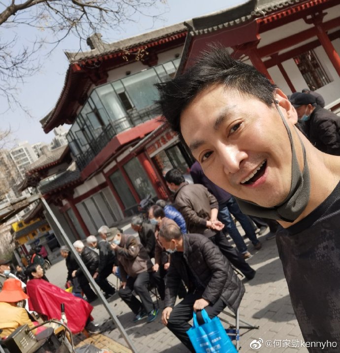 何家劲晒街头老人理发福利 网惊呼:“这哪里像60岁”