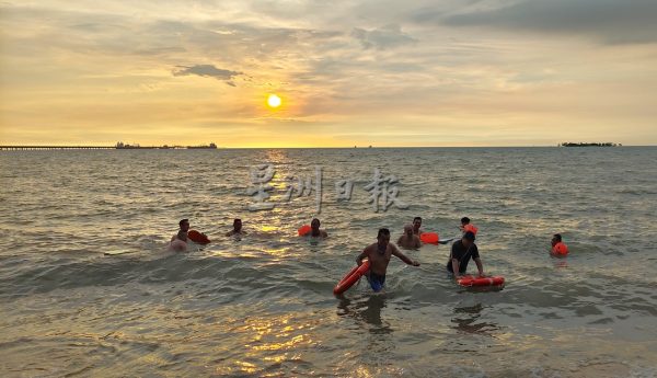供FB／“能继续游就不回头”，沙滩男孩“征服大海”