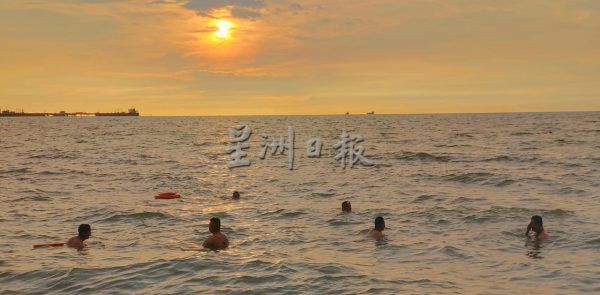 供FB／“能继续游就不回头”，沙滩男孩“征服大海”
