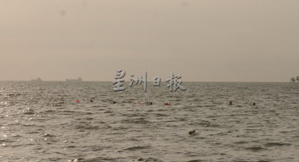 供FB／“能继续游就不回头”，沙滩男孩“征服大海”