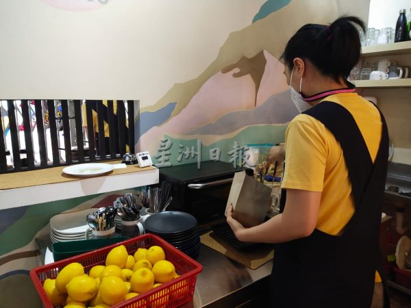 供FB／疫情升温 少人叹咖啡，芙咖啡馆食客减30％