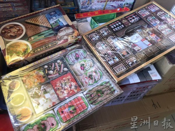 供fb：清明节未到，民众已购买纸扎准备拜祭