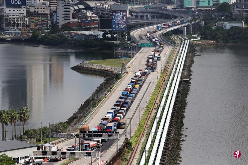 兀兰和大士关卡不提供检测首日 虽有车龙通关顺畅