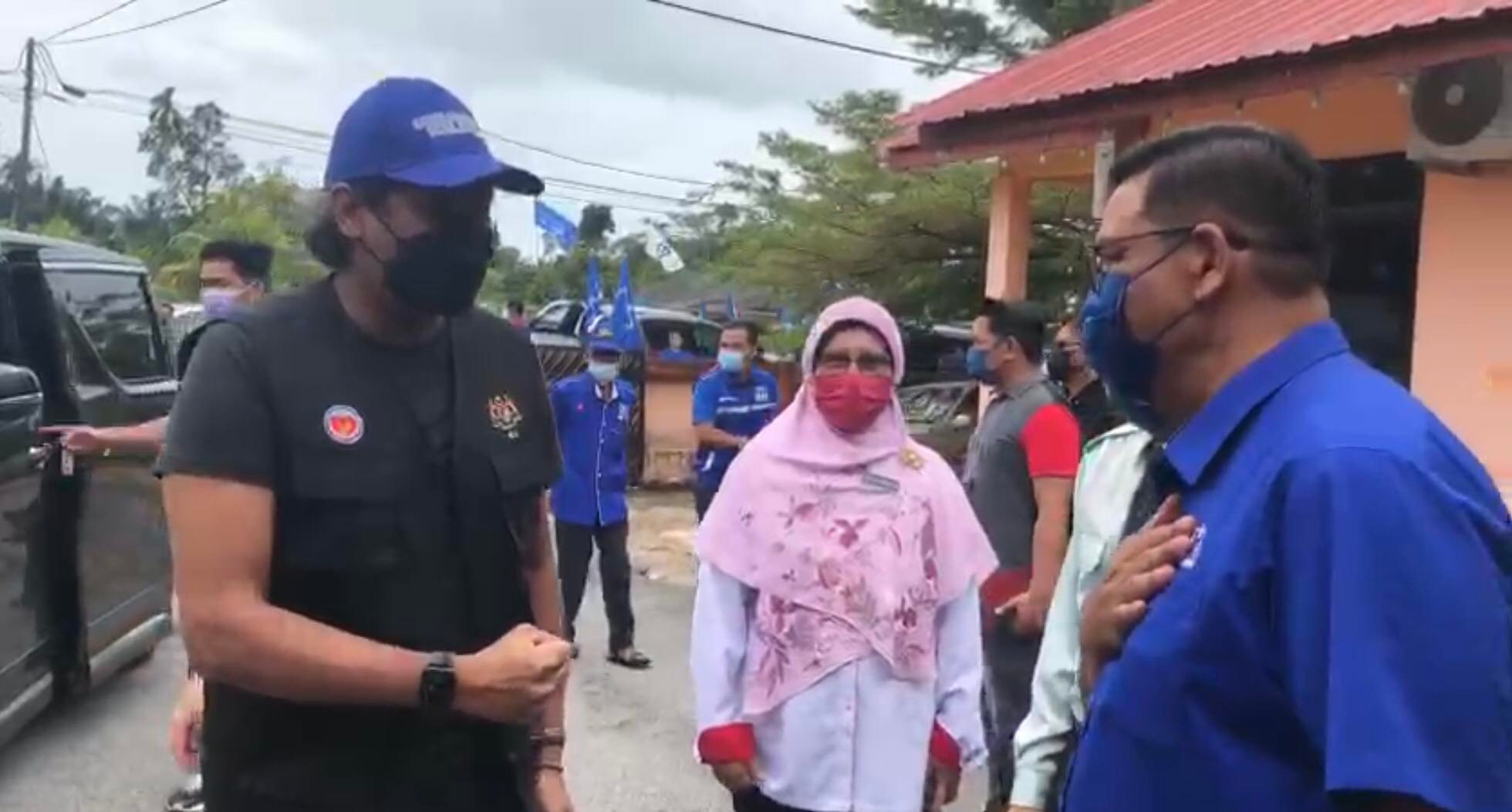 全国:新闻:凯里突想起SOP,收起蠢蠢欲动碰拳的右手