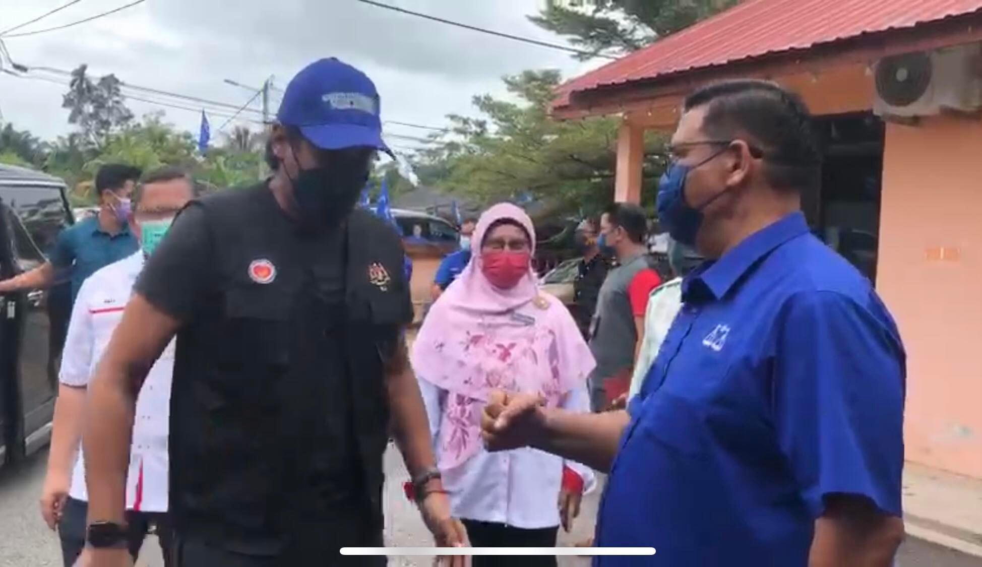 全国:新闻:凯里突想起SOP,收起蠢蠢欲动碰拳的右手