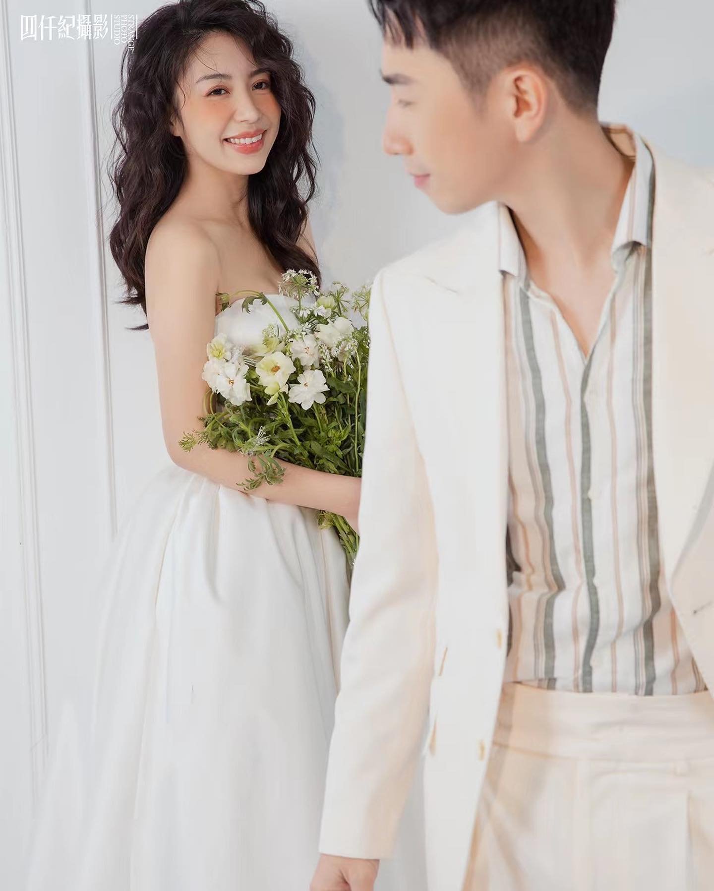 关萃汶拍婚纱照巧遮孕肚 甜谢叶朝明完美配合