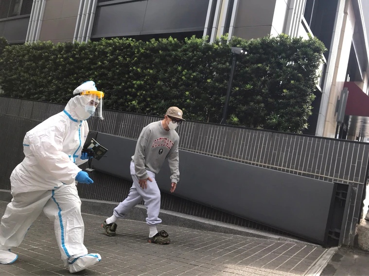 具俊晔出关倒数  快闪采检挥手吐一句话