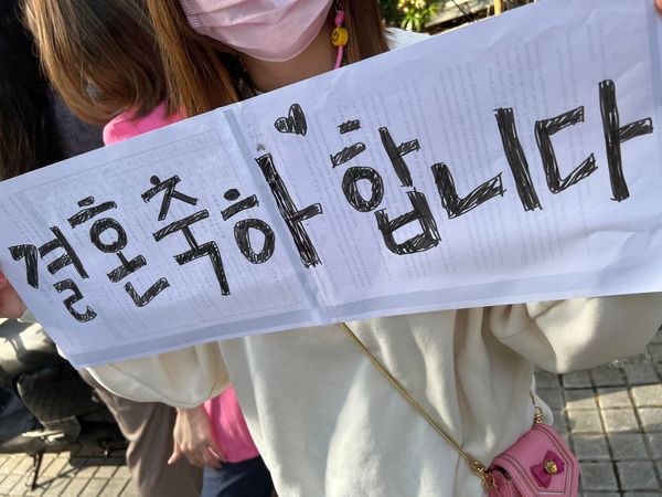 具俊晔出关倒数  快闪采检挥手吐一句话