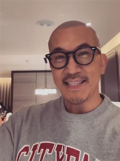 具俊晔出关倒数  快闪采检挥手吐一句话