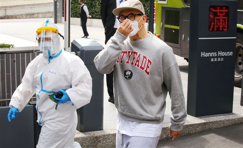 具俊晔出关倒数  快闪采检挥手吐一句话