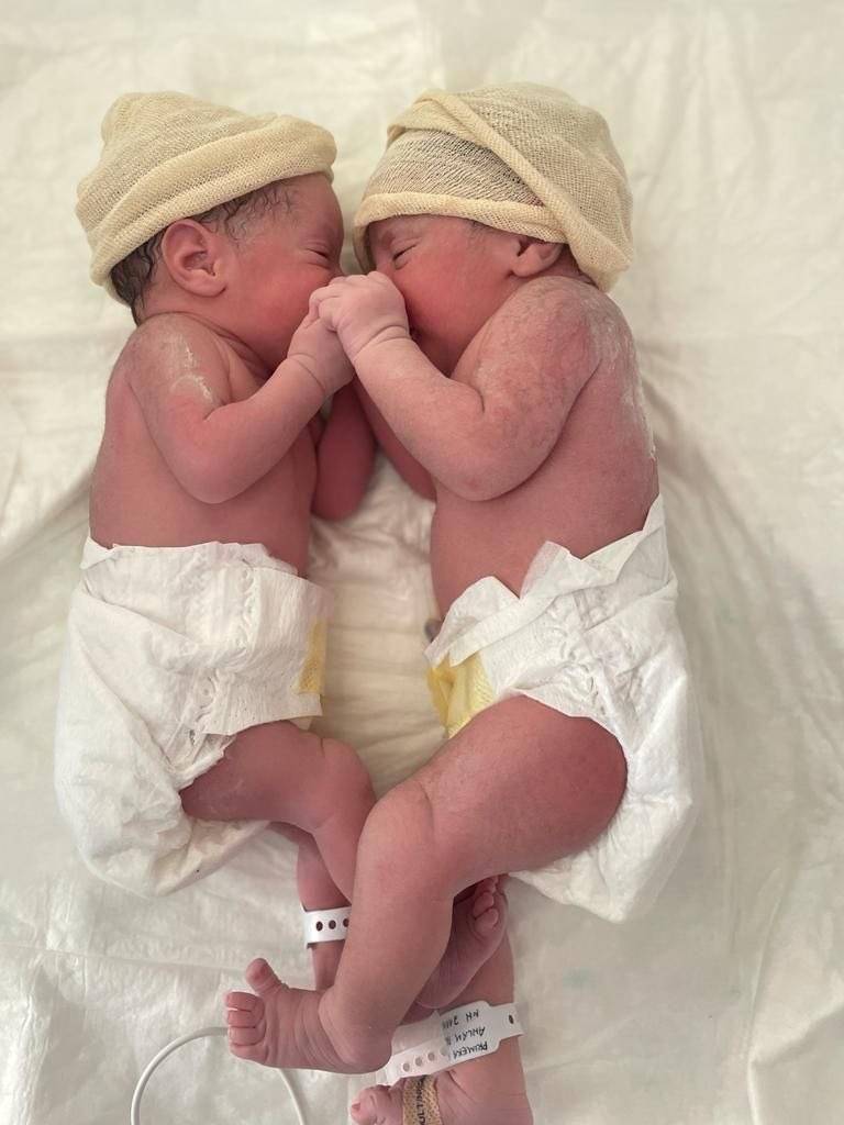 几率8万份之1! 西班牙女婴在羊膜囊内出生“羊水没破”