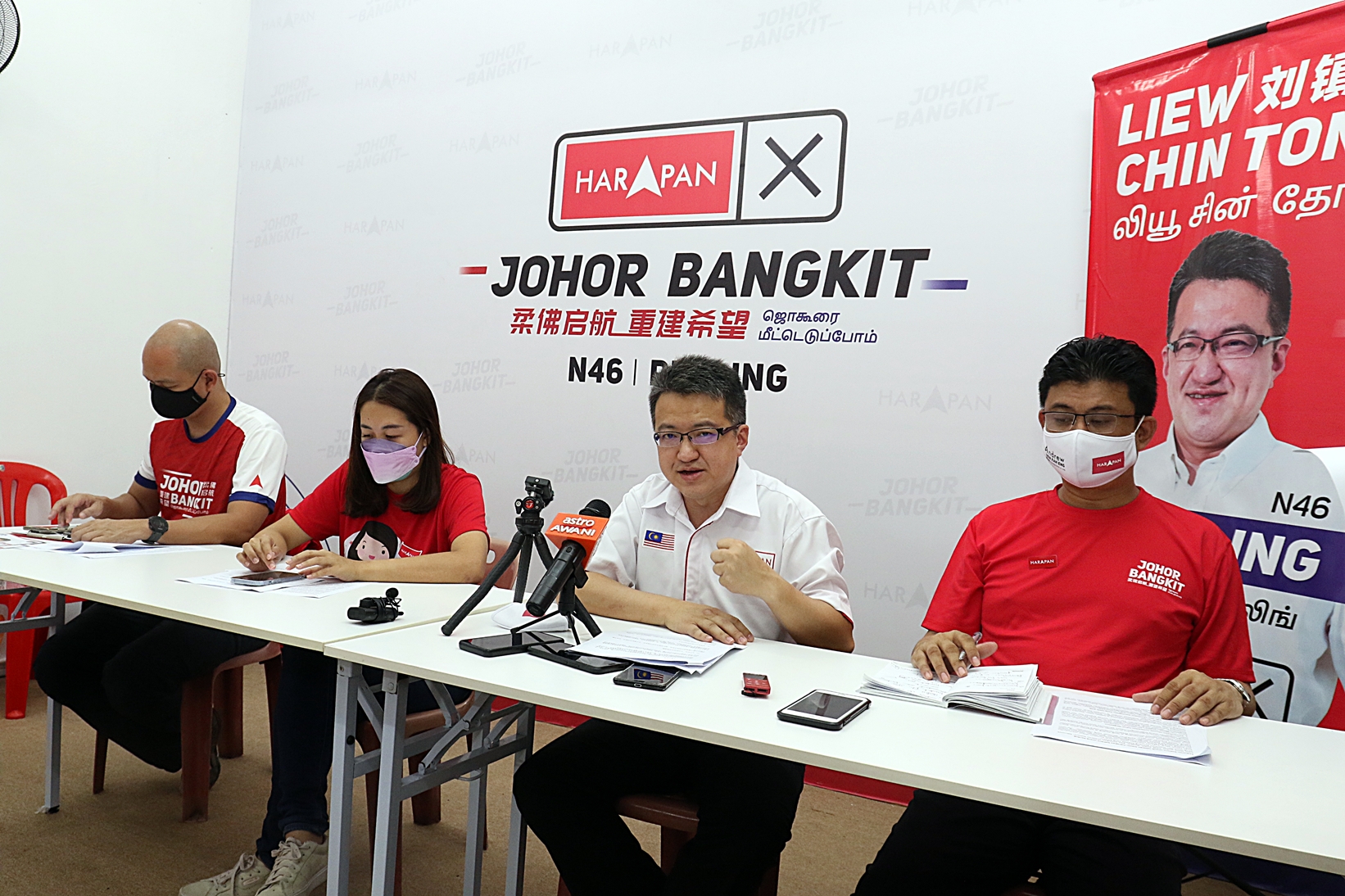 刘镇东(右二)提出对柏伶州席和柔南地区的政见