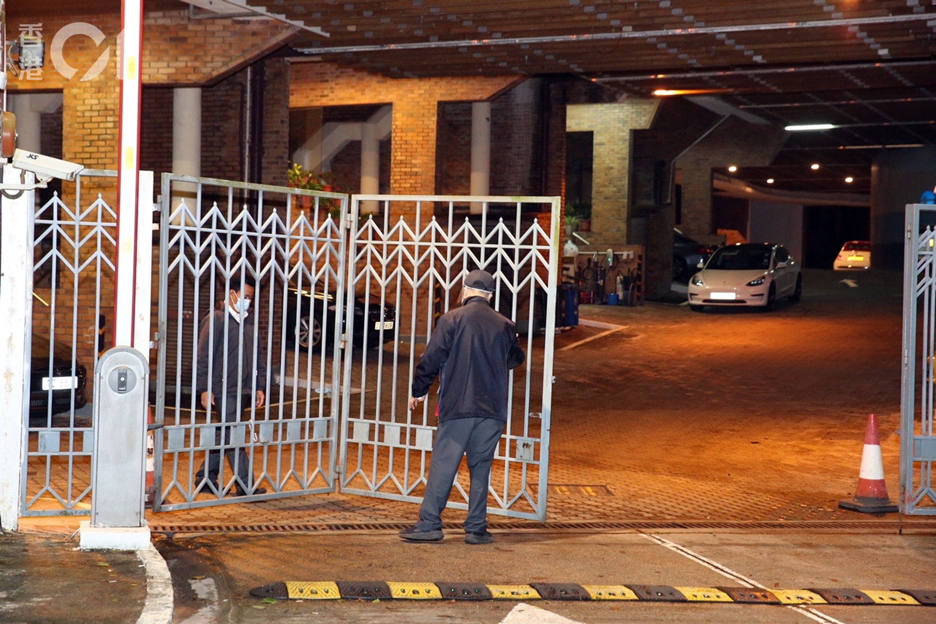 前妻疑遭男友打伤 魏骏杰抛佛偈回应