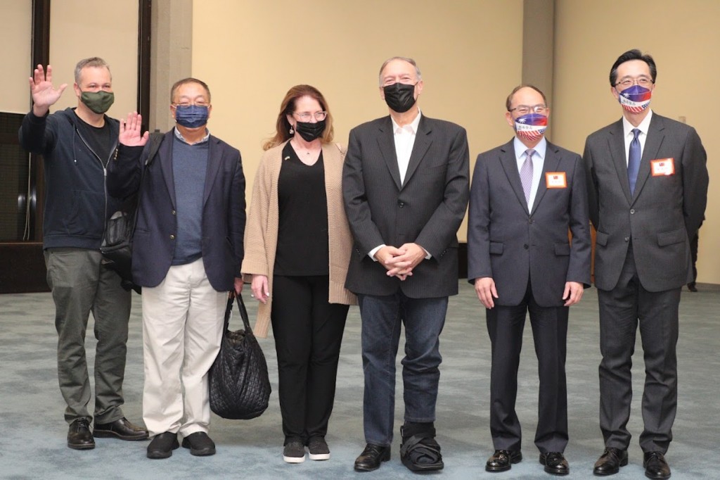 前美卿蓬佩奥访台 蔡英文赠勋 表扬对台美关系贡献