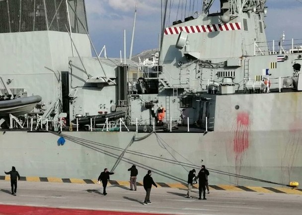 加拿大军舰访希腊　遭反战人士淋红漆