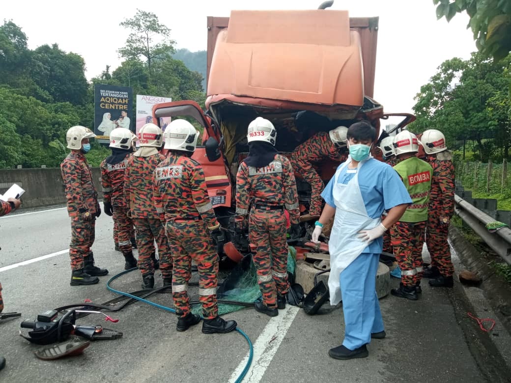 南北大道第231公里处 罗里相撞一人夹毙