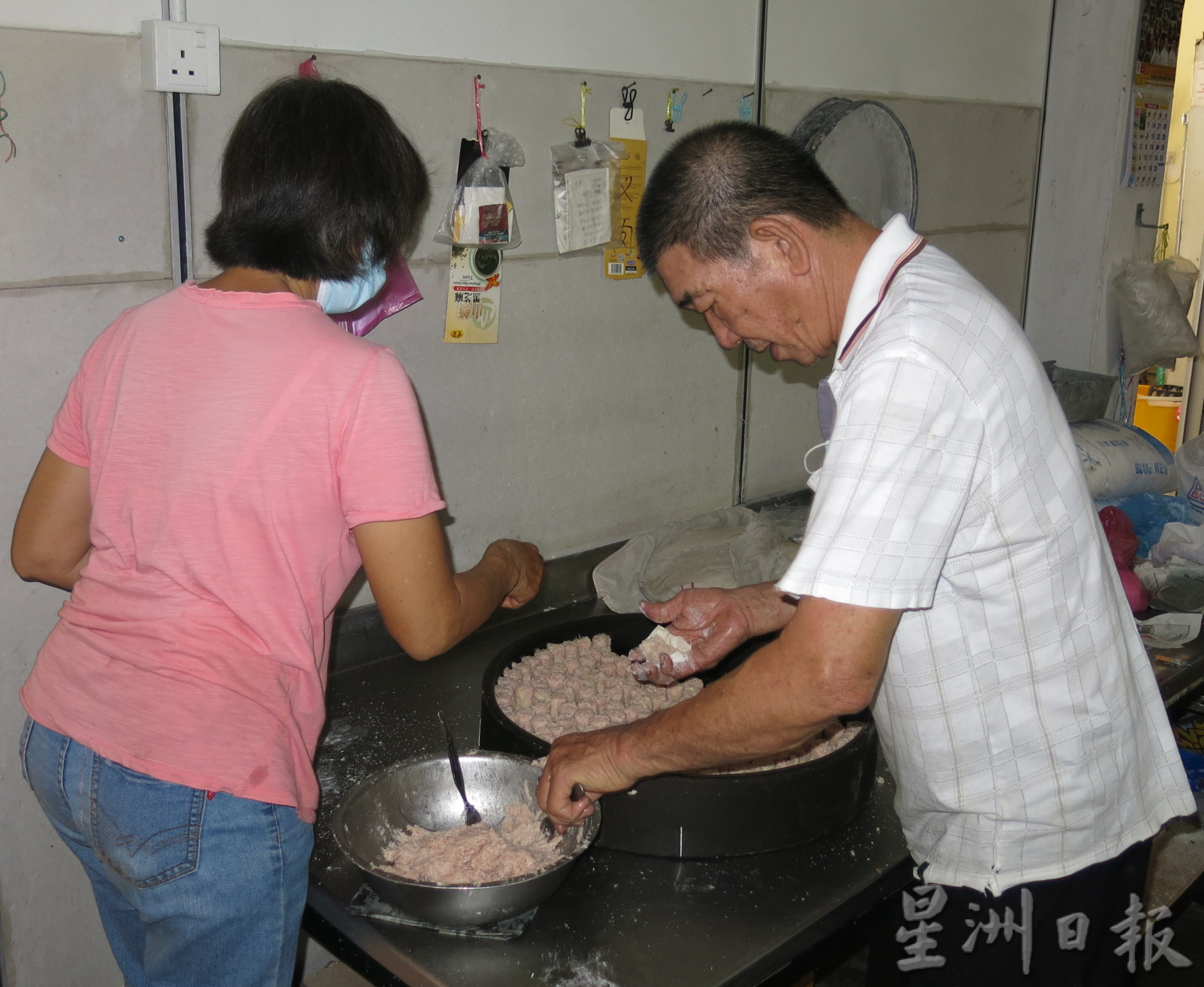 原料价暴增 生意艰难 商家:宁涨价 不减料