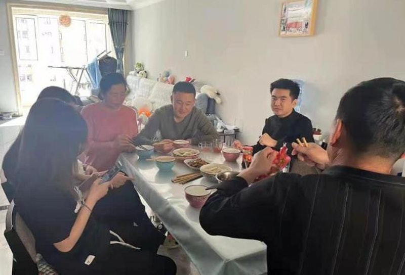 参加百日宴遇小区封控 9人被困一间房27天!上厕所要排队