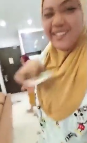 又抱著孩子直播道歉!火爆妈扮OKU闯祸“我只是开玩笑”