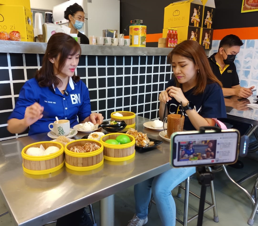 (取代签发）**已签发**柔：封底：另类竞选手法，陈贤绮直播介绍美食