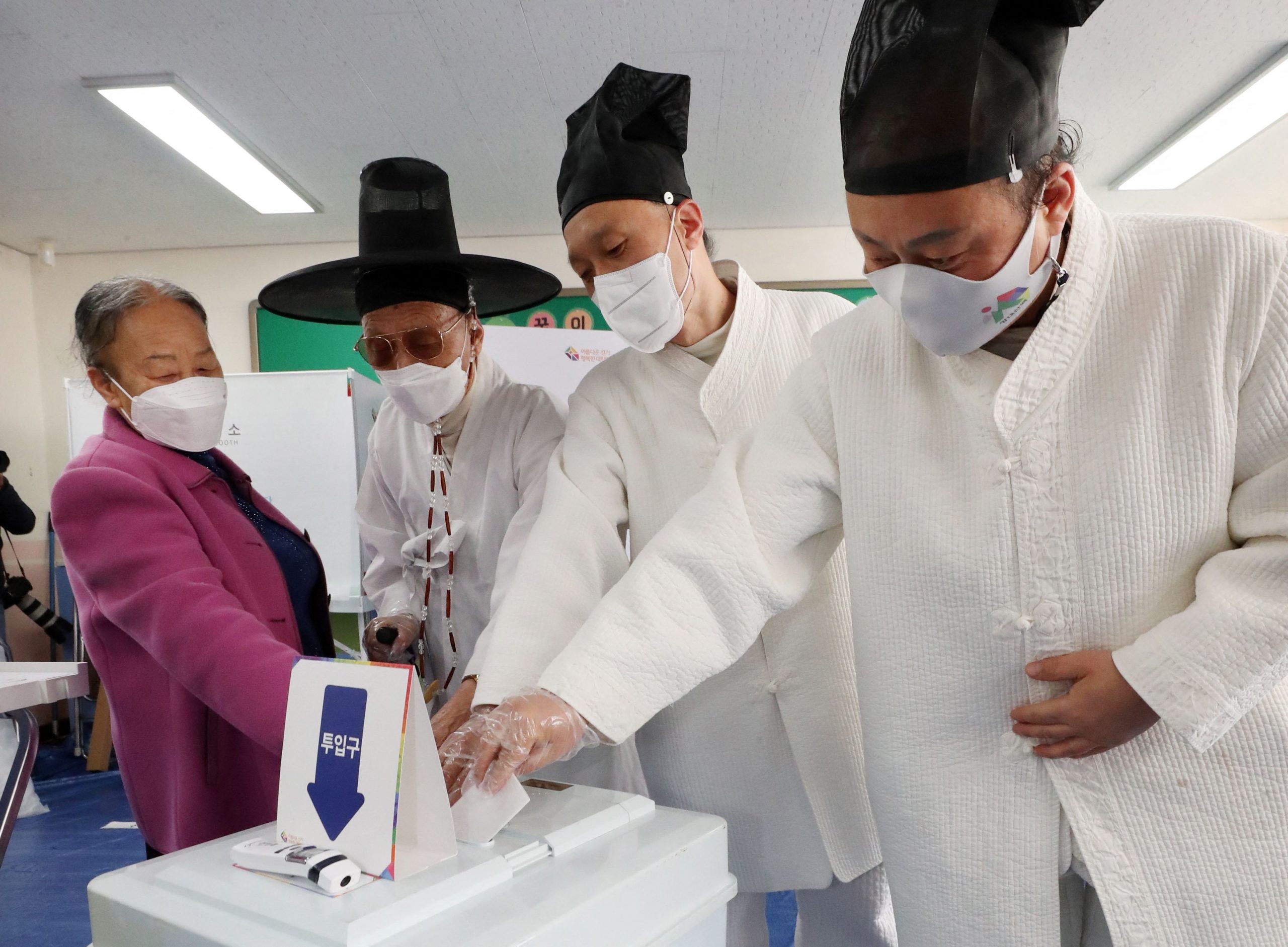 含泪投票!韩国总统大选落幕 近半选民“不满意”自己选的人