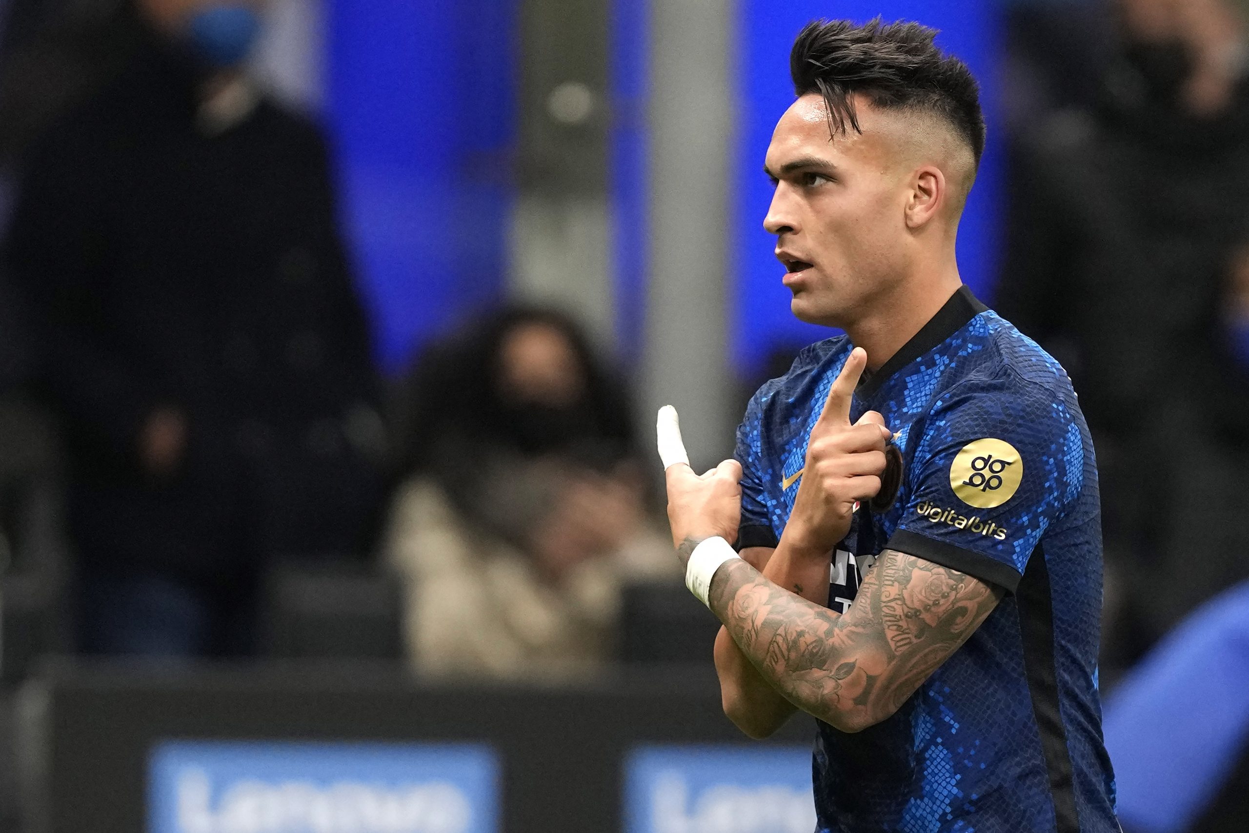 国米大胜暂夺回榜首  米兰斗拿波利不相让