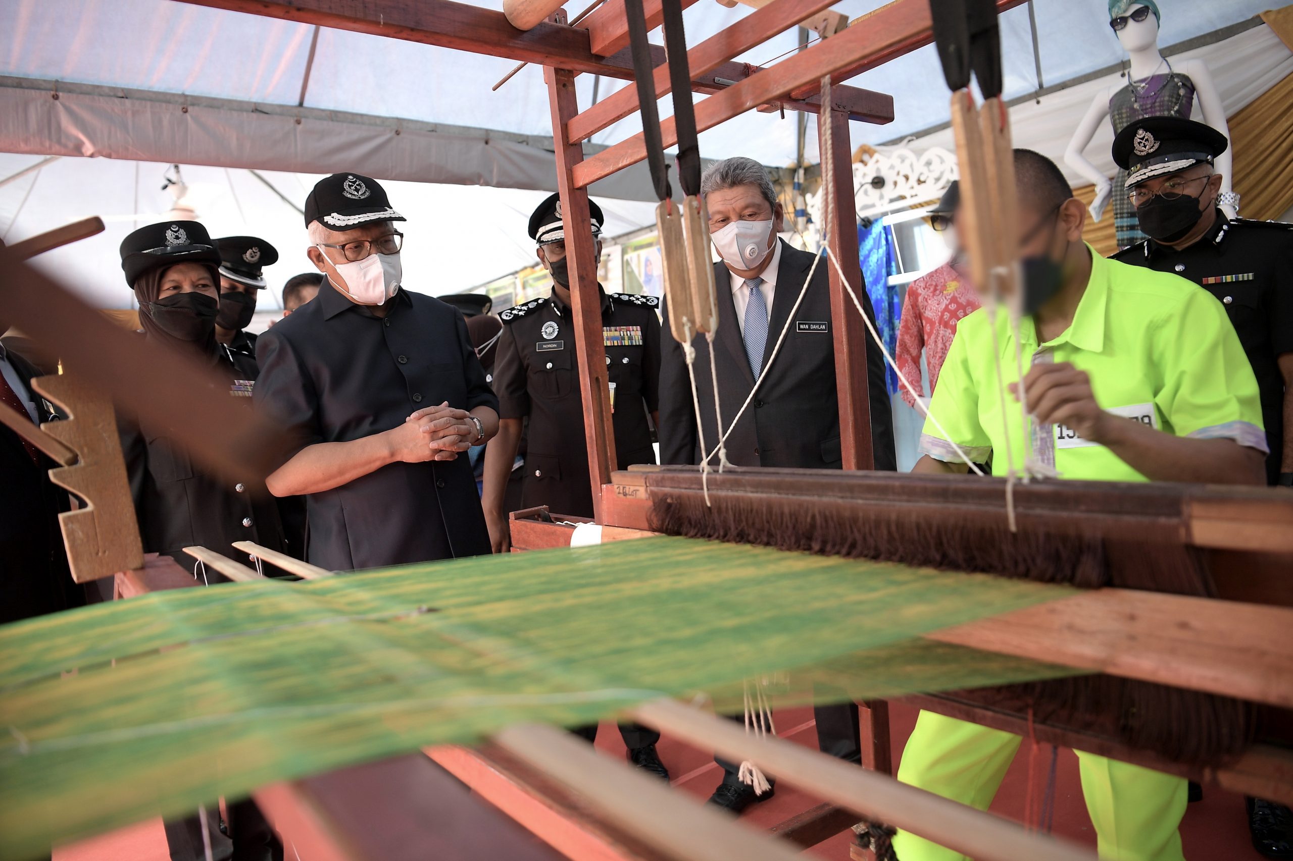 夜报封面∕全国/将有1万囚犯假释重返社会/1图