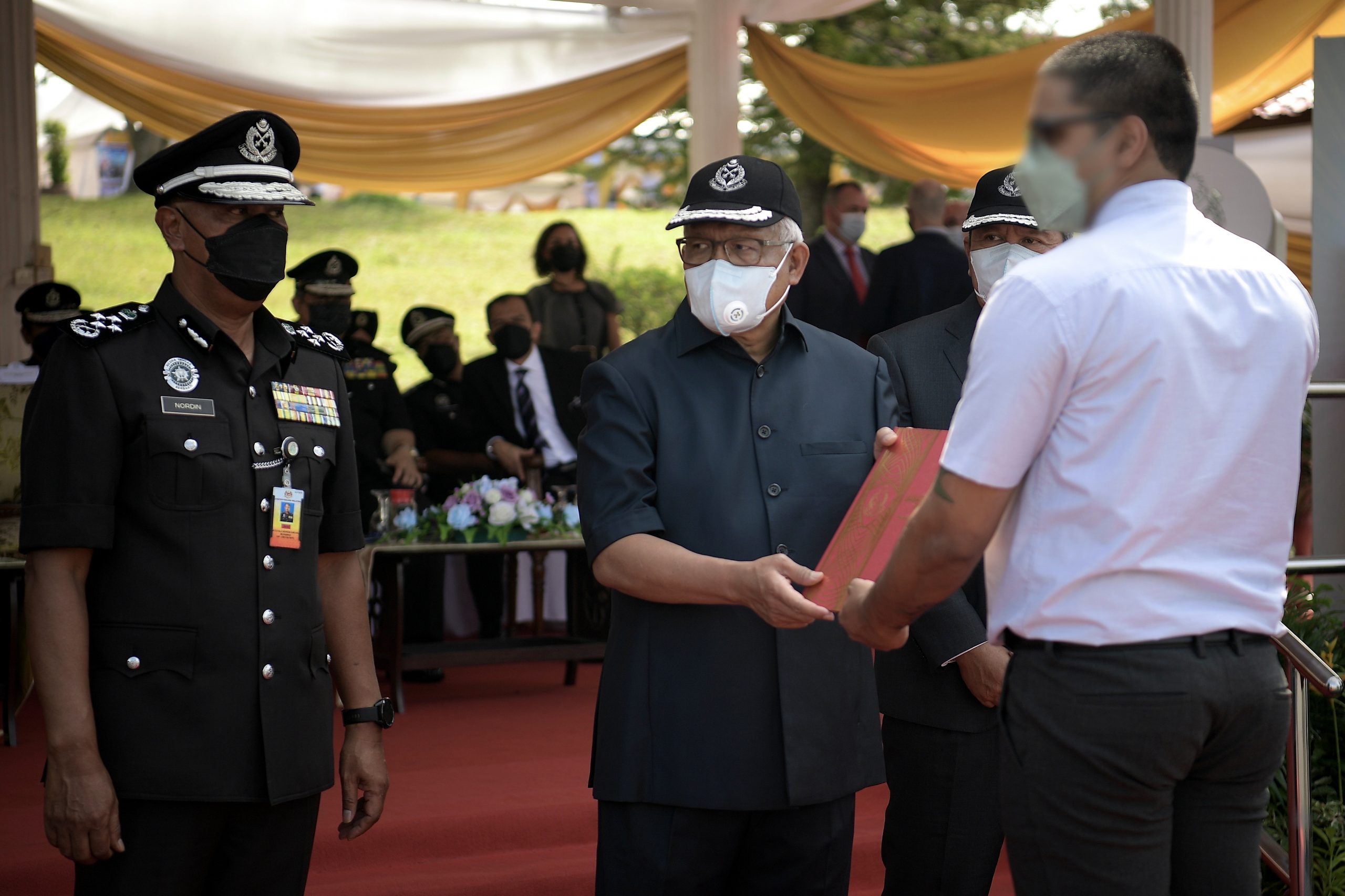 夜报封面∕全国/将有1万囚犯假释重返社会/1图