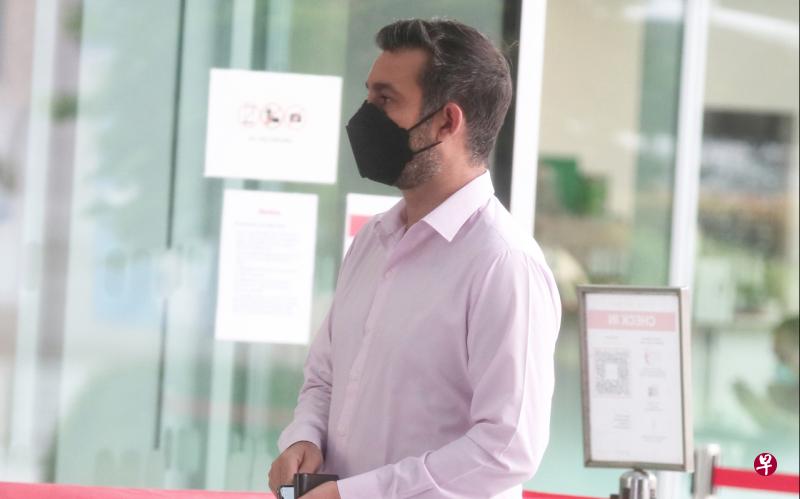 大树旁撒被劝告不快 洋男爆粗辱警遭捕