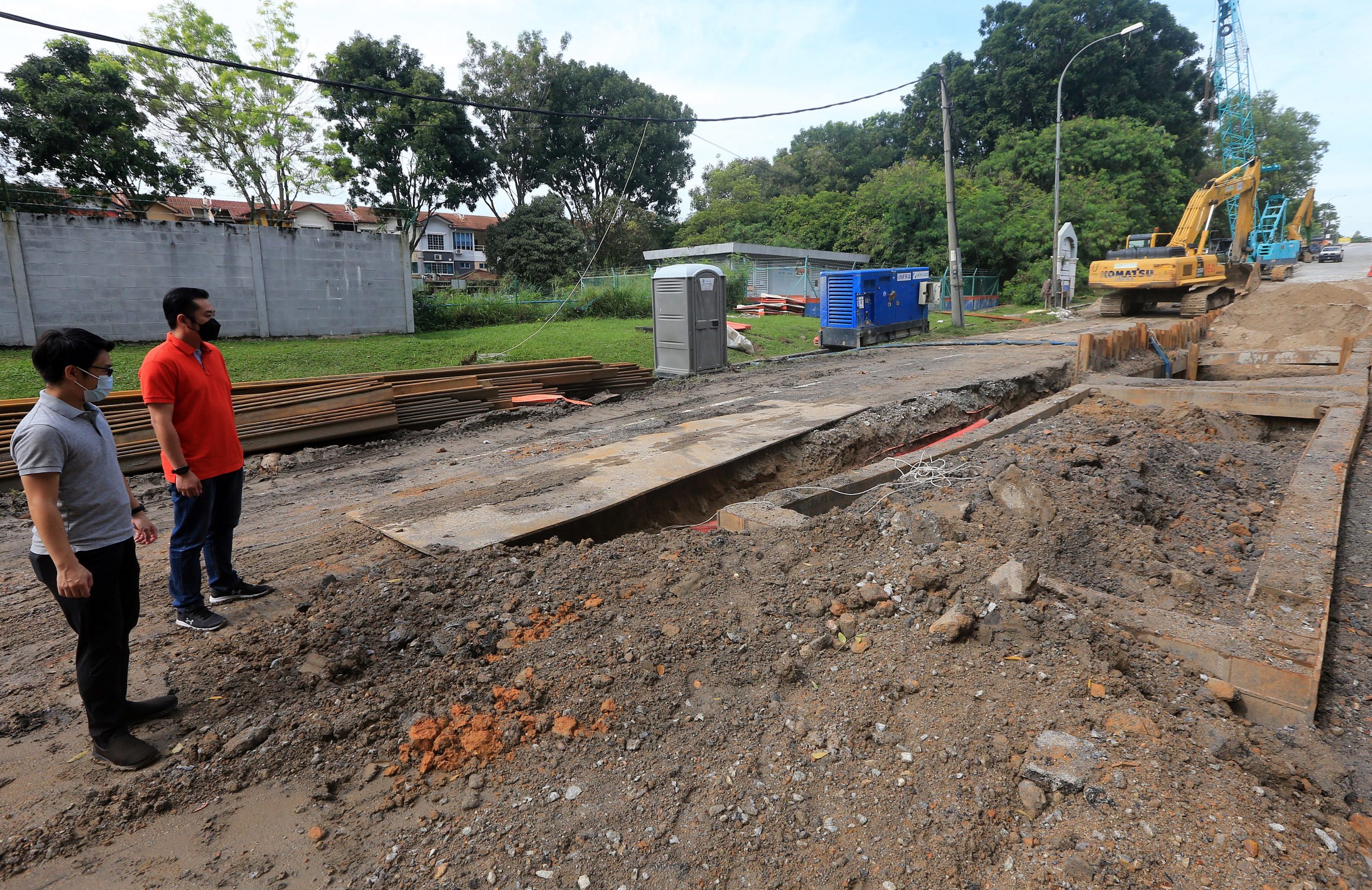 大都会 /ME02头/ 民生投诉: 水管连接工程导致路况糟糕/ 6图