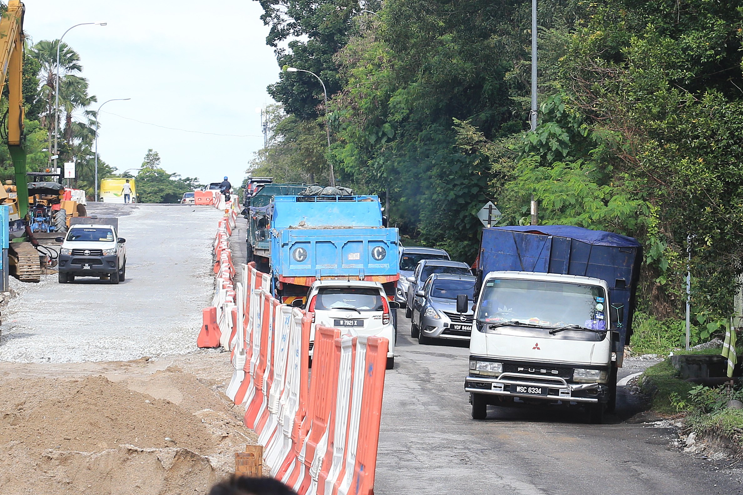 大都会 /ME02头/ 民生投诉: 水管连接工程导致路况糟糕/ 6图