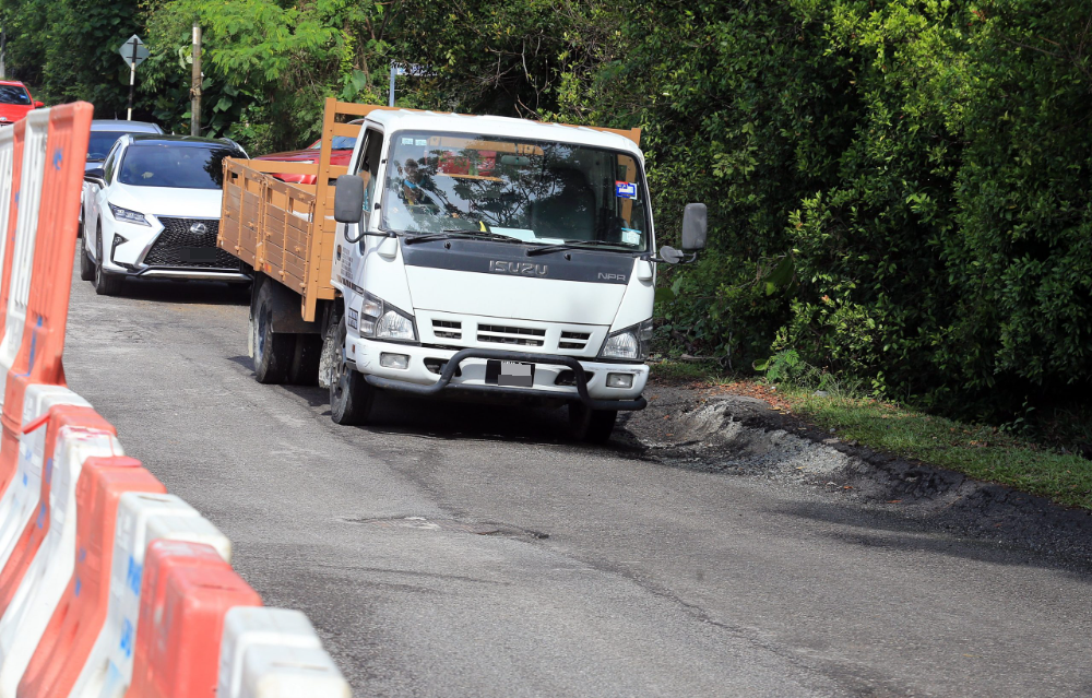 大都会 /ME02头/ 民生投诉: 水管连接工程导致路况糟糕/ 6图