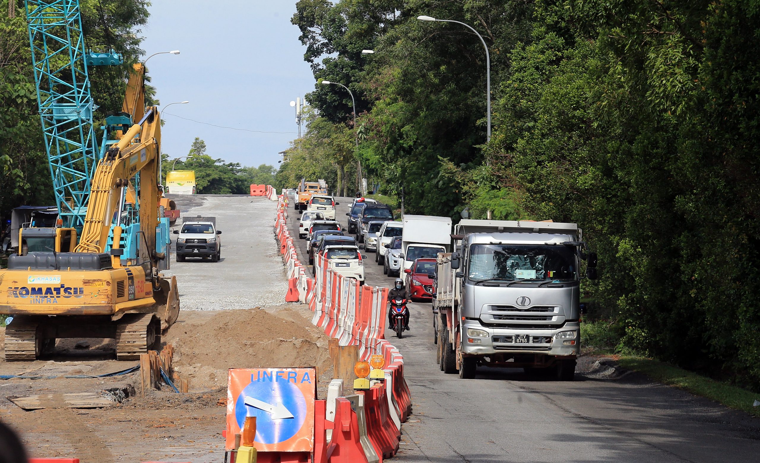 大都会 /ME02头/ 民生投诉: 水管连接工程导致路况糟糕/ 6图
