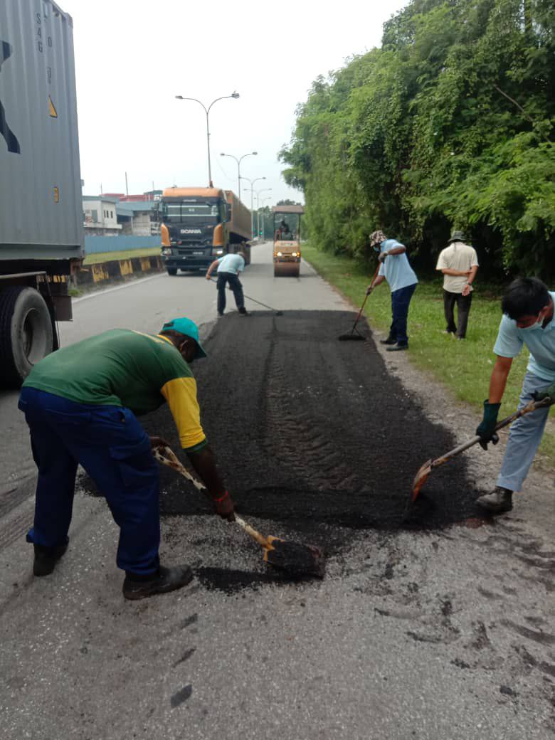 大都会/封面副文/巴生港口双溪格拉迪路,路洞积水险象环生